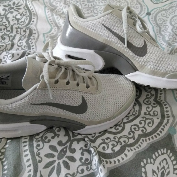 Nike - Picture 3 of 3